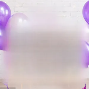 Macrodetail van paars fluorescerend golvend foliegordijn voor party achtergronddecoratie