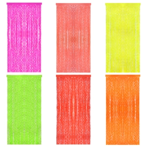 Dettaglio di tende a frange ondulate per fondali feste in sei colori neon vibranti
