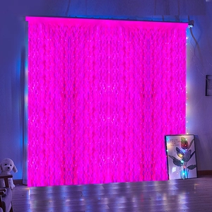 Dettaglio della tenda a frange rosa neon da 2m per decorazione di sfondo per feste e nozze