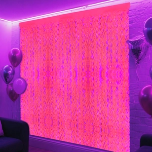 Dettaglio della tenda a frange ondulate rosa brillante per decorazione di pareti