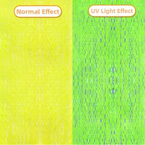 Vergelijking van fluorescerend gordijn bij normaal licht en UV-blacklight-effecten