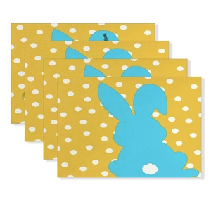 Detail von vier Leinen-Oster-Platzsets mit gelben Punkten und blauen Kaninchen-Silhouetten