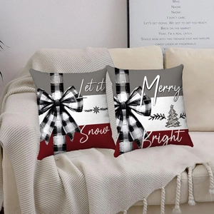 Housses de coussin de Noël avec imprimés Let it Snow et Merry Bright sur un canapé beige