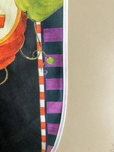 Detailansicht der Halloween Schürze mit blutigem Handabdruck und weißen Saumnähten