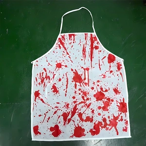 Detail der Halloween Schürze mit realistischen roten Blutflecken auf weißem Hintergrund