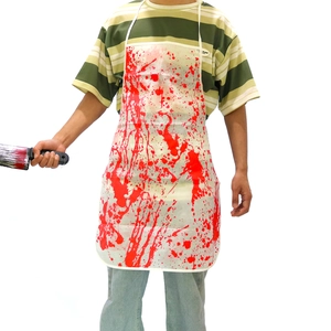 Detail der Halloween-Blutschürze mit realistischen roten Blutspritzern für Kostüme