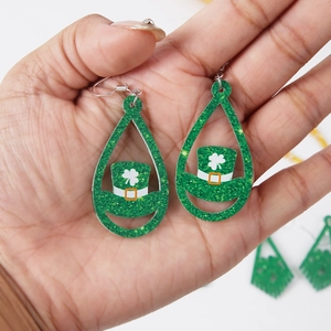 Detailansicht der grünen Glitzer Kleeblatt Hut Ohrringe für St. Patrick's Day Partys