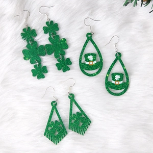 Drei Paar grüne St. Patrick's Day Kleeblatt- und Zylinder-Ohrringe mit Glitzer-Finish