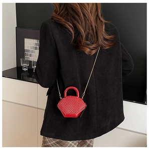 Vista posteriore di una mini borsa a tracolla rossa in acrilico con trama intrecciata