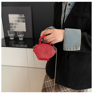 Dettaglio mini borsa rossa con strass, catena dorata e manico tondo alla moda