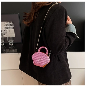 Dettaglio della mini borsa a tracolla rosa metallizzato a ventaglio con catena oro