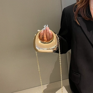 Bolso de media luna dorada de acrílico con efecto espejo y cadena de metal fina