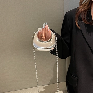 Mini bolso de media luna plateado en acrílico con acabado espejo y correa de cadena fina