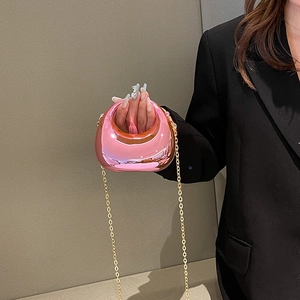 Mini bolso de media luna en acrílico rosa metálico con cadena para mujeres y niños