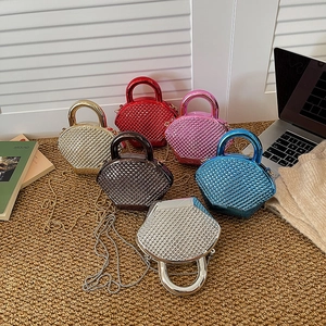 Mini borsa rigida con strass in vari colori con tracolla a catena e manico rotondo