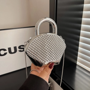 Mini borsa da sera argentata a semicerchio con strass e tracolla a catena