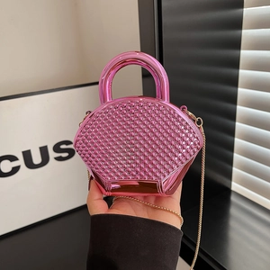 Mini borsa esagonale rosa acceso con borchie tonde e tracolla a catena dorata
