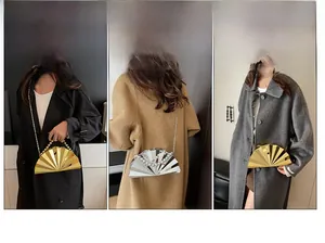 Detailansicht der plissierten Metallic-Clutches in Gold und Silber mit Perlen-Griffen