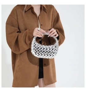 Vue détaillée du sac hobo argenté tressé avec une finition miroir réfléchissante