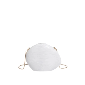 Marmorierte Clutch in Kieselform mit goldener Kette für elegante Abendanlässe
