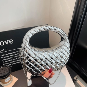 Sac à main tissé argenté métallisé avec poignée ronde et bandoulière chaîne moderne