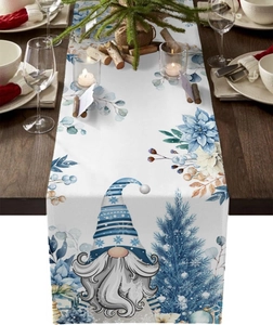 Détail d'un chemin de table de Noël avec gnomes bleus sur une table à manger en bois