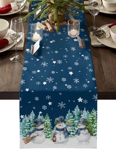 Détail du chemin de table de Noël avec bonhommes de neige et flocons sur table en bois
