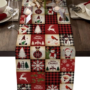 Chemin de table de Noël à carreaux avec motifs de rennes et gnomes sur table en bois