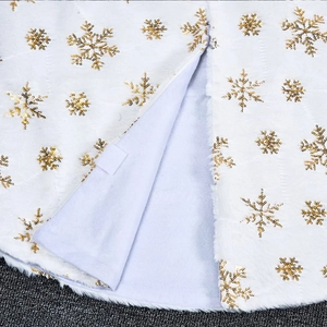 Dettaglio del tappeto per albero in peluche bianco con fiocchi di paillettes dorate e velcro