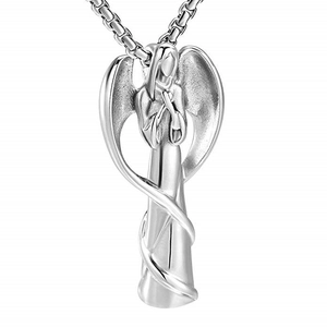 Vue détaillée du pendentif ange en acier inoxydable argenté avec sa chaîne en croix