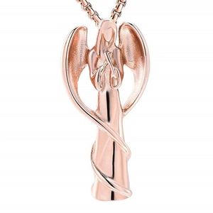 Détail d'un pendentif ange en or rose avec finition polie et design de prière élégant