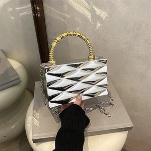 Bolso caja geométrico plateado con asa dorada de cuentas y correa de cadena metálica