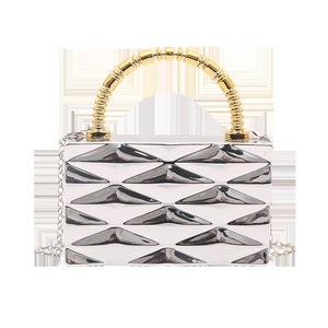 Bolso clutch geométrico plateado con asa de cuentas doradas y correa de cadena metálica
