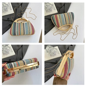 Detail einer bunt gestreiften Web-Clutch mit goldenen Metallgriffen und Kettenriemen