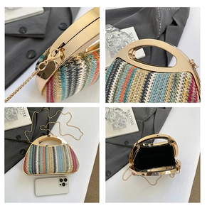 Detail der farbenfrohen Strohtasche mit goldenen Hohlgriffen und schicker Metallkette