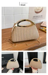 Detail van kaki stro geweven handtas met gouden metalen handvat en ketting voor de zomer