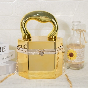 Makroaufnahme der goldenen sechseckigen Abendtasche mit Spiegeleffekt und Schnalle