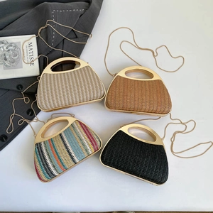 Schicke Stroh-Handtasche mit goldenem Metallgriff und Kette in vier Farben