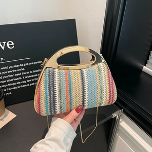 Bunte gewebte Stroh-Handtasche mit goldenen Metallgriffen und Kettenriemen