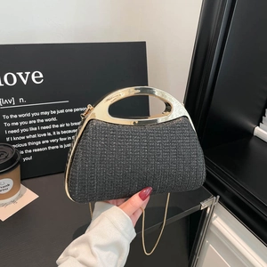 Elegante schwarze gewebte Muschel-Handtasche mit goldenem Metallgriff und Kette für Damen