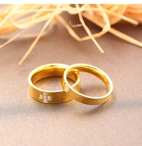 Λεπτομέρεια από επιχρυσωμένα δαχτυλίδια 18K με μικρο-ένθετα ζιργκόν σε σχήμα σταυρού