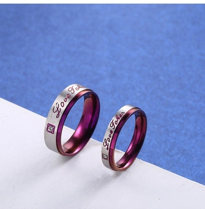 Detail der Partnerringe mit Love Token Gravur und lila beschichteter Innenseite