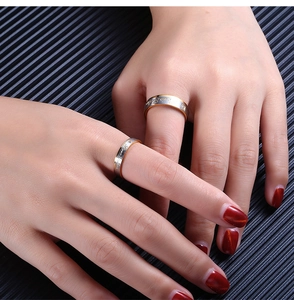 Nahaufnahme von zweifarbigen Partnerringen mit Love Forever Gravur und Zirkonstein