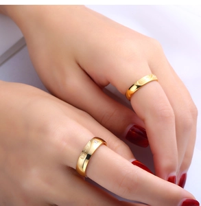 Détails des bagues de couple dorées avec gravure plume et zircone carrée brillante