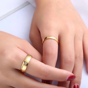 Minimalistische Gold-Edelstahlringe für Paare mit Pfeilmuster, Zirkonia und Love You Gravur