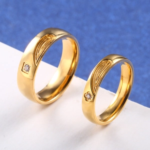 Bagues de couple élégantes en acier titane doré avec pierres en oxyde de zirconium