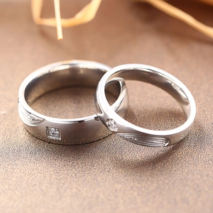 Bagues de couple en acier titane avec zircone cubique et motif plume gravé