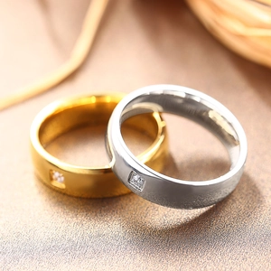 Bagues de couple minimalistes polies en or et argent avec zircons de forme carrée