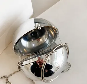 Dettaglio della borsa a sfera in acrilico con catena che mostra lo spazio interno