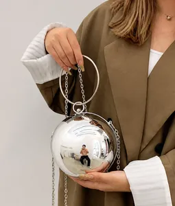 Elegante borsa da sera sferica argento con manico in metallo e tracolla a catena